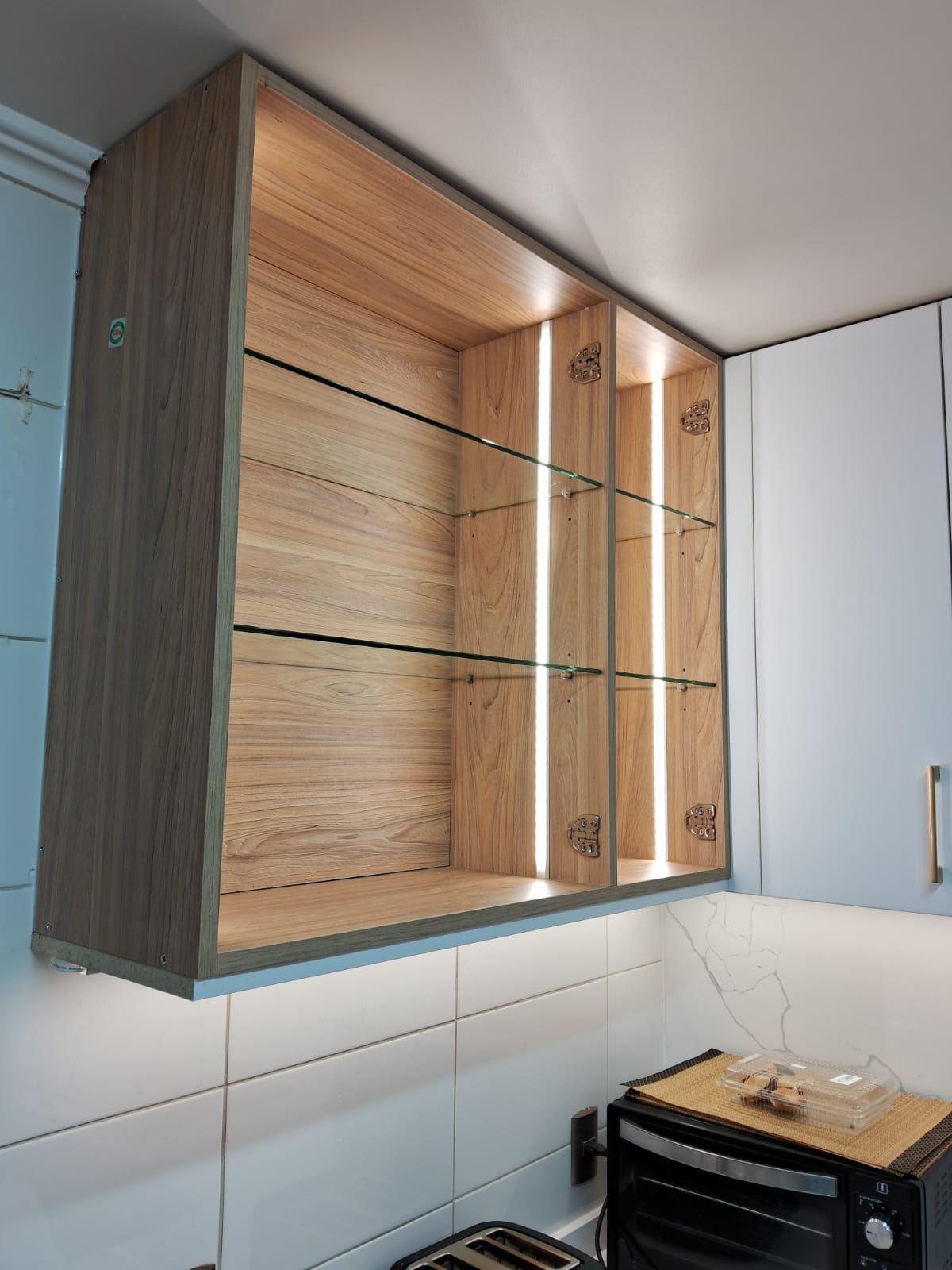 Interior de mueble mural con luces LED, sin puertas